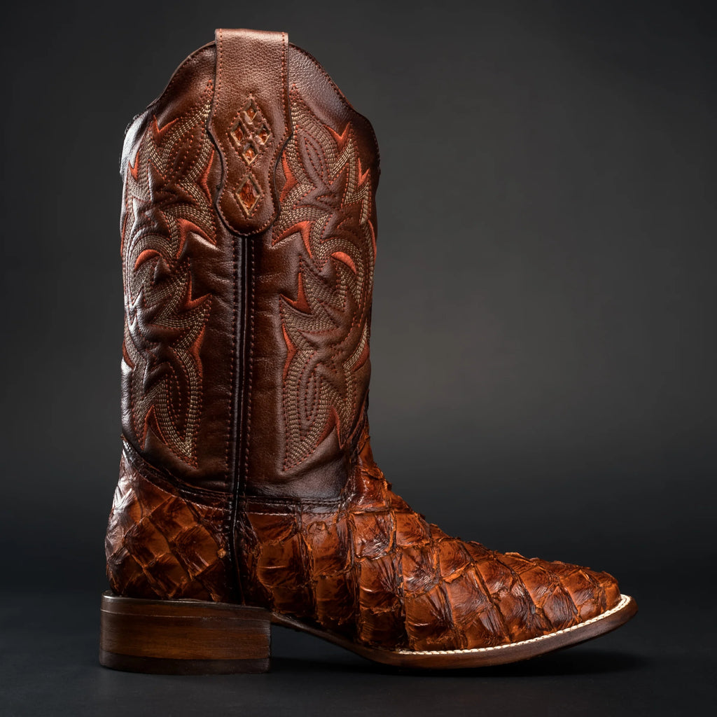 Side profile of men’s pirarucu square toe cowboy boots